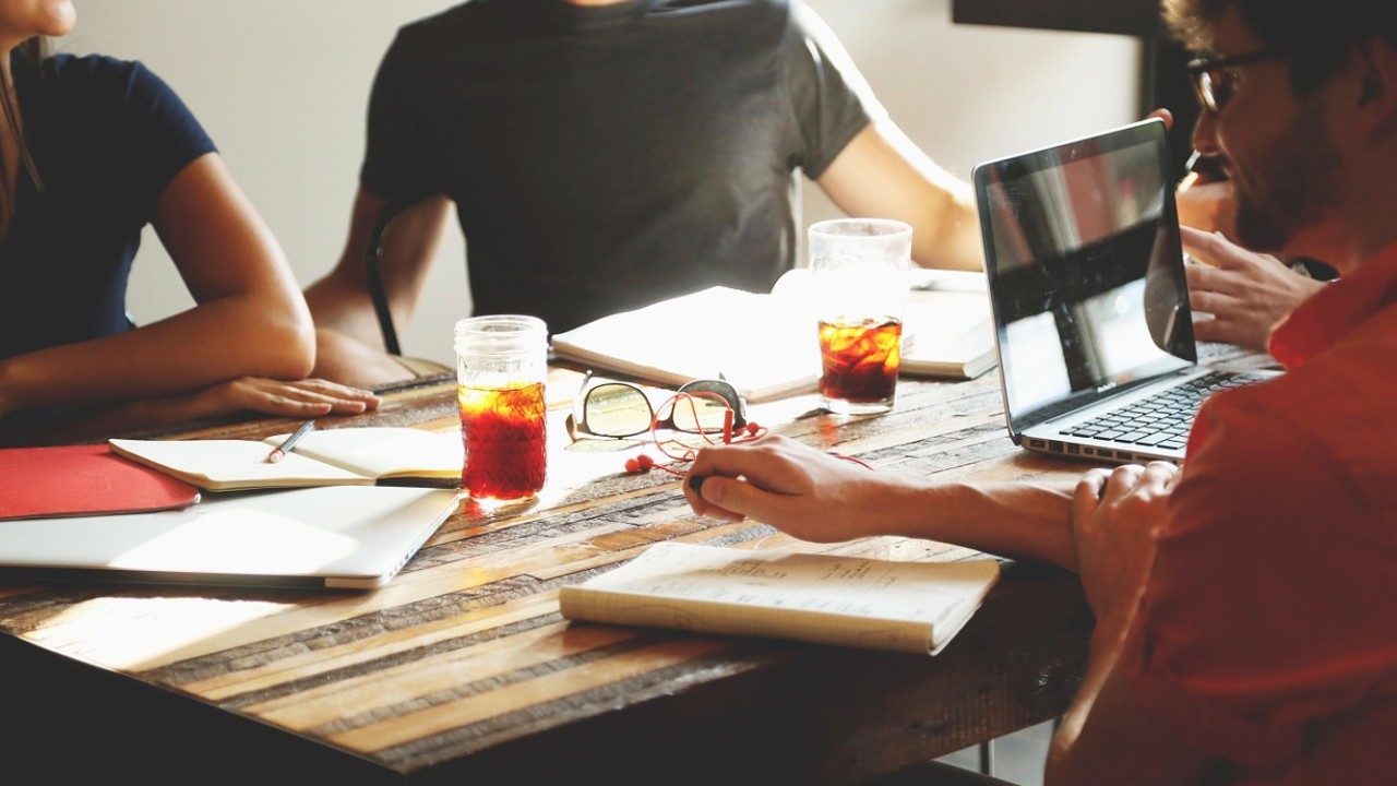 ¿Compañeros del trabajo ganan más que tú? Así debes actuar