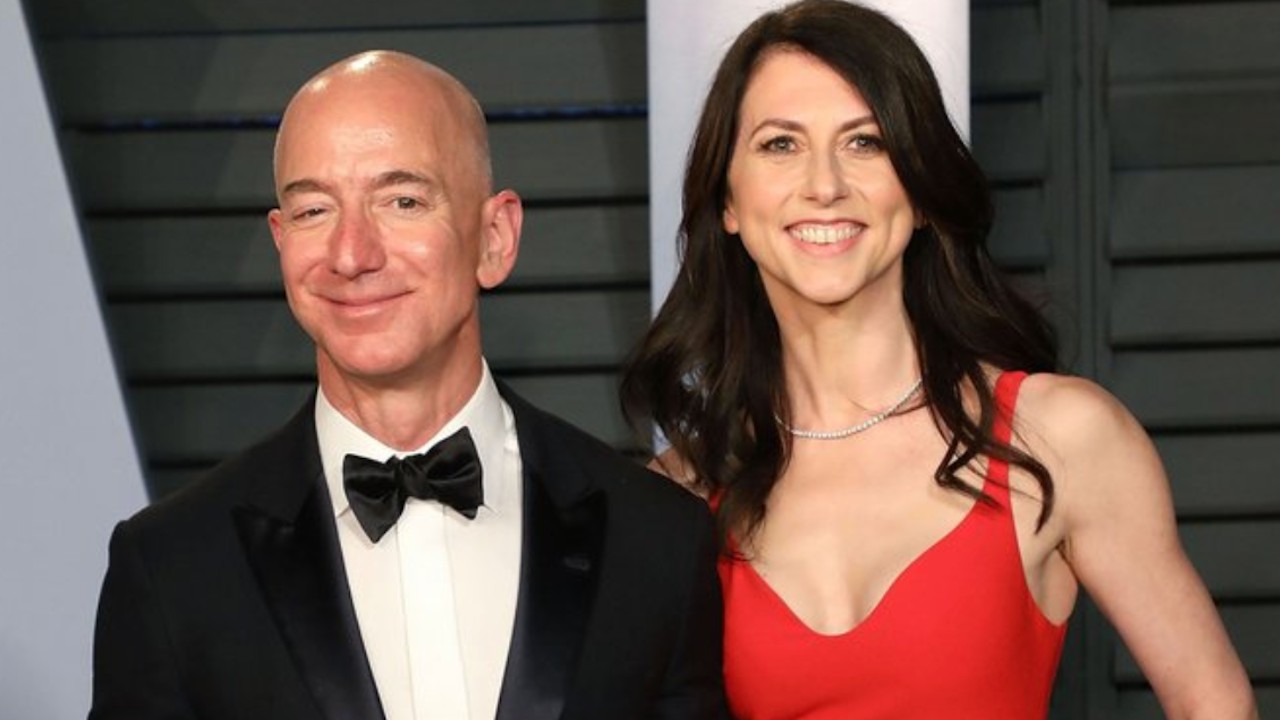 Exexposa de Jeff Bezos (Imagen: Twitter @outsidethedcbox)