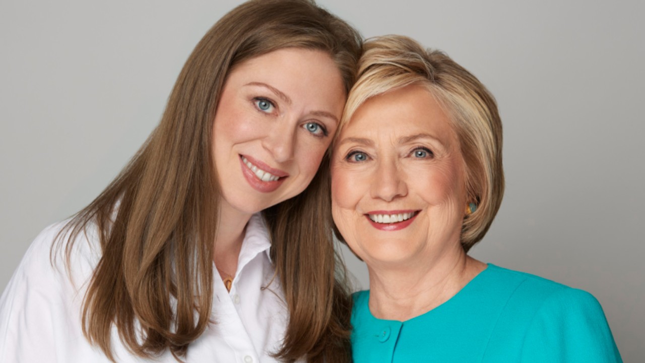 Hillary Clinton, exsecretaria de Estado y su hija Chelsea Clinton lanzan una casa productora (Imagen: Twitter @HillaryClinton)