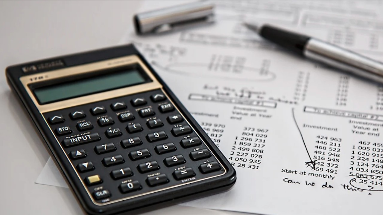 Reduce estas cosas de tu presupuesto en 2021 para ahorrarte miles