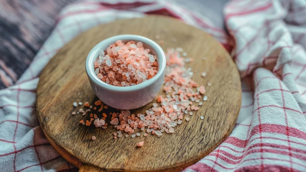 ¿Por qué la sal rosada del Himalaya es tan cara?