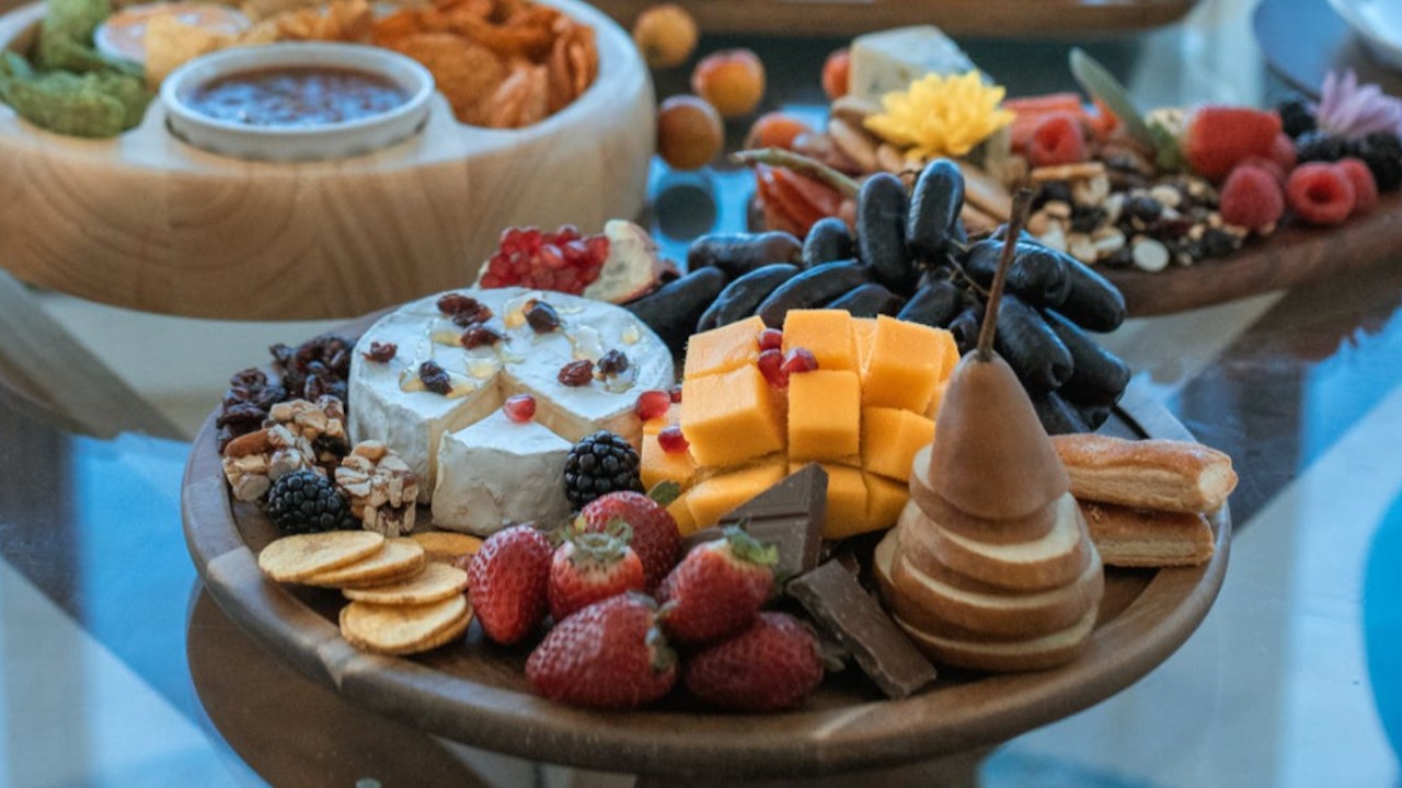 Aprende a comprar y servir tablas de quesos para tu próxima reunión