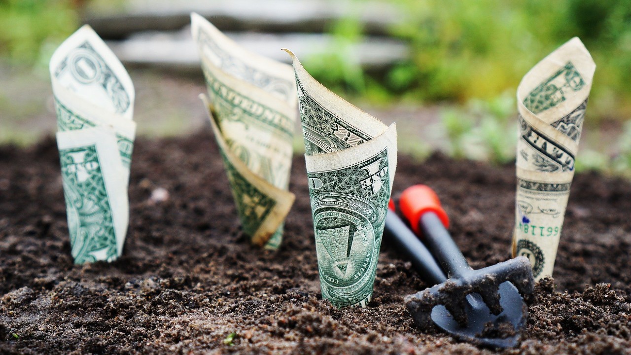 ¿Es buena idea invertir parte de tu aguinaldo en dólares?