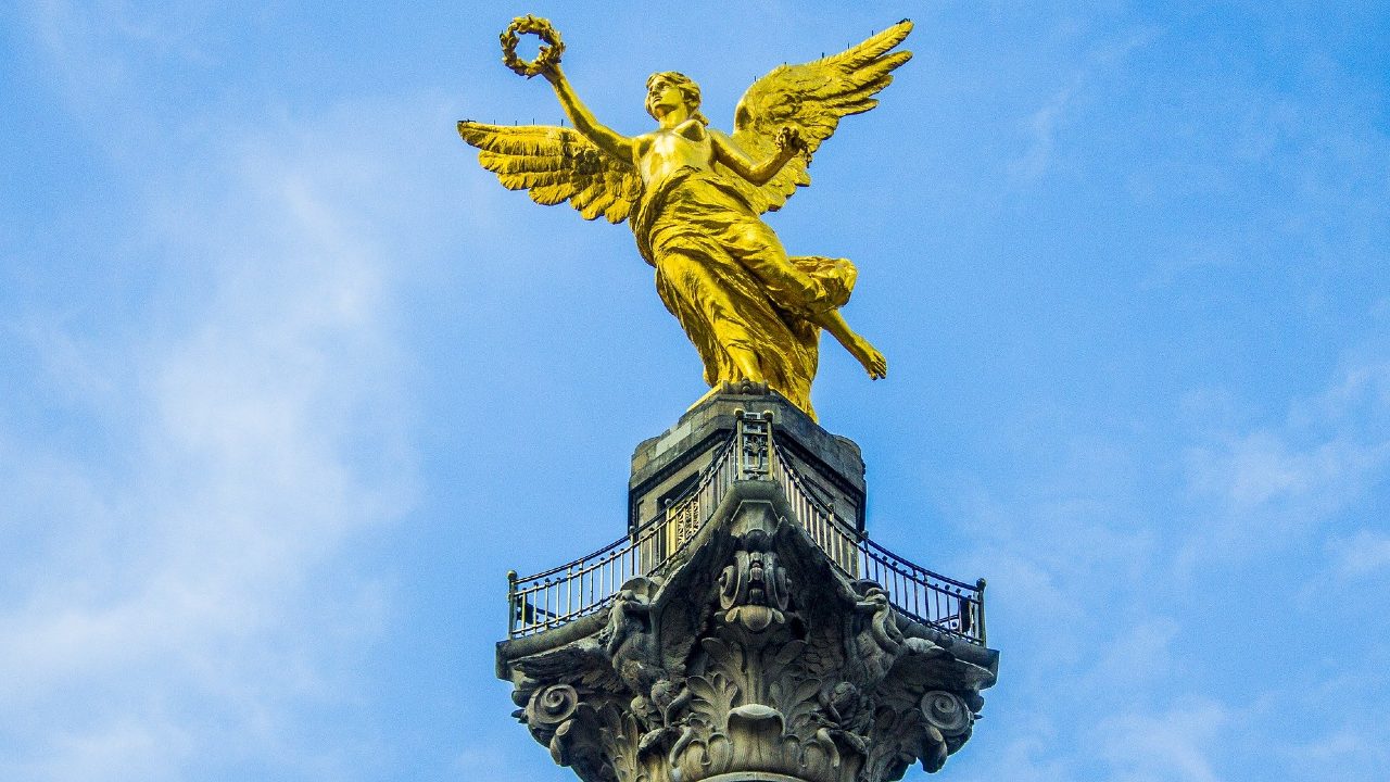 CDMX sigue en semáforo rojo, pero comercios pueden abrir