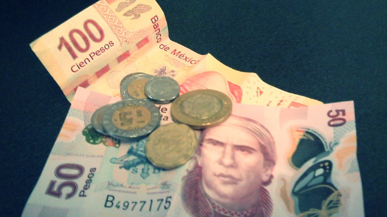 Peso recupera terreno frente al dólar tras tener su peor nivel en un mes