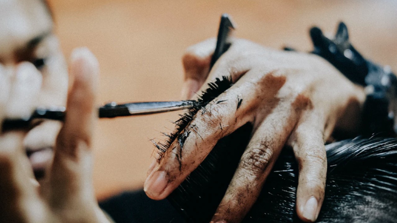 ¿Cómo cortar tu propio cabello en casa y ahorrar dinero?