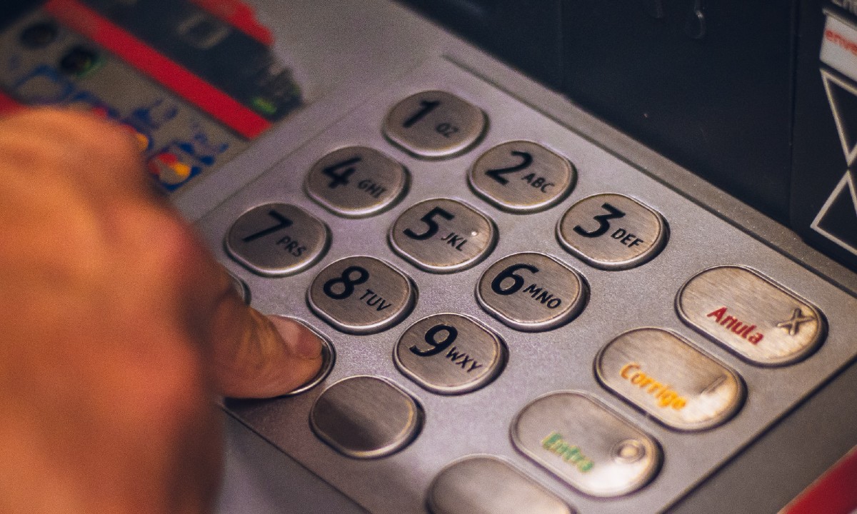 ¿Cómo se hacen retiros sin tarjeta de un cajero automático?