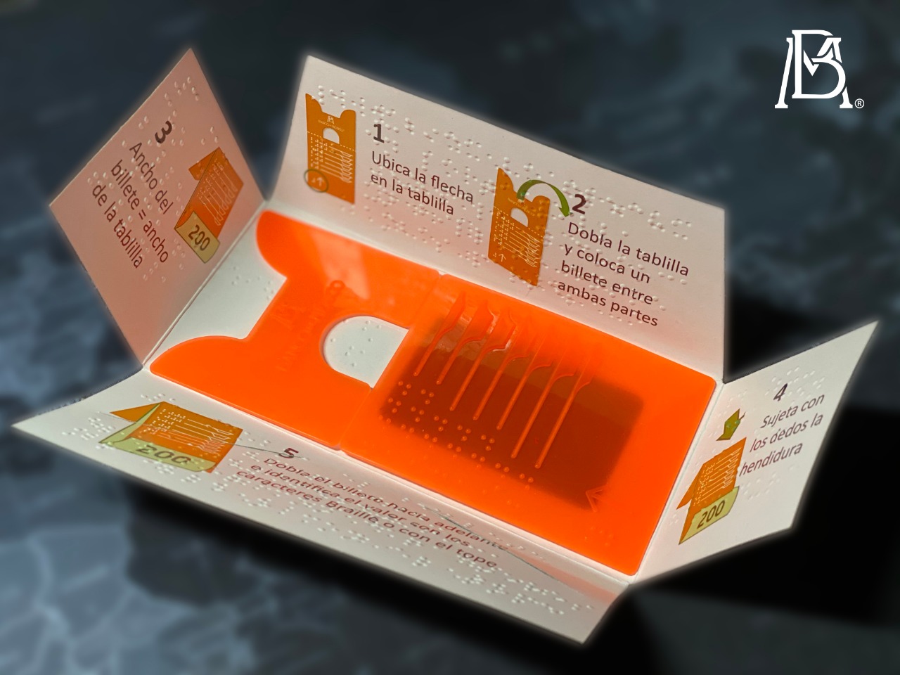 Esta tablilla ayuda a las personas con debilidad visual a identificar billetes