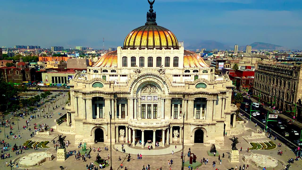 CDMX sigue en semáforo rojo; centros comerciales y tiendas departamentales pueden abrir