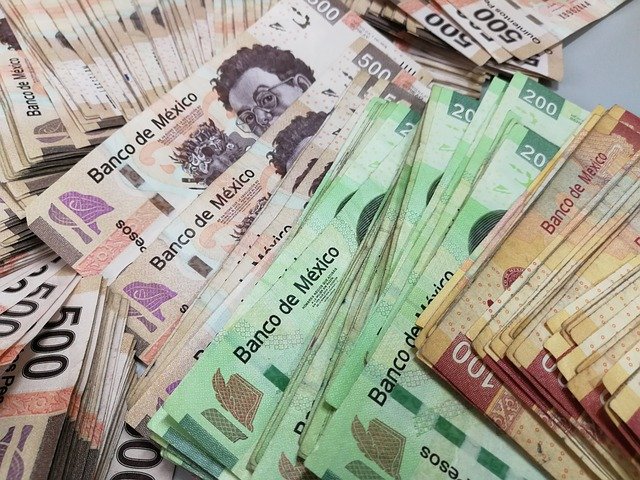 El peso mexicano ganó terreno sobre el dólar con el cierre de bancos estadounidenses