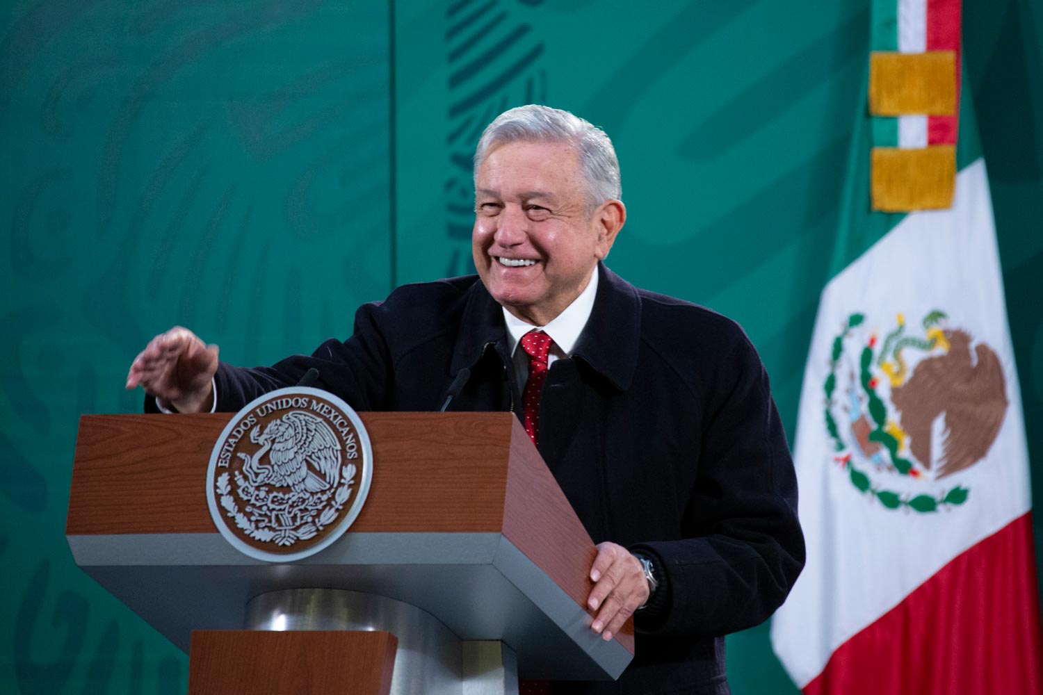 Pemex vende combustóleo a la CFE para resolver cortes eléctricos: AMLO