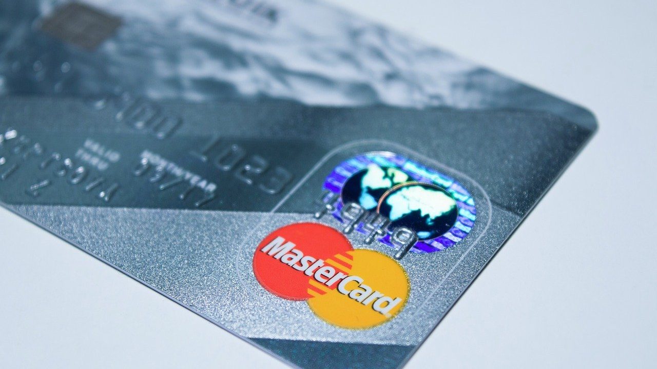 ¿Qué pasa con la deuda de una tarjeta de crédito sobregirada?