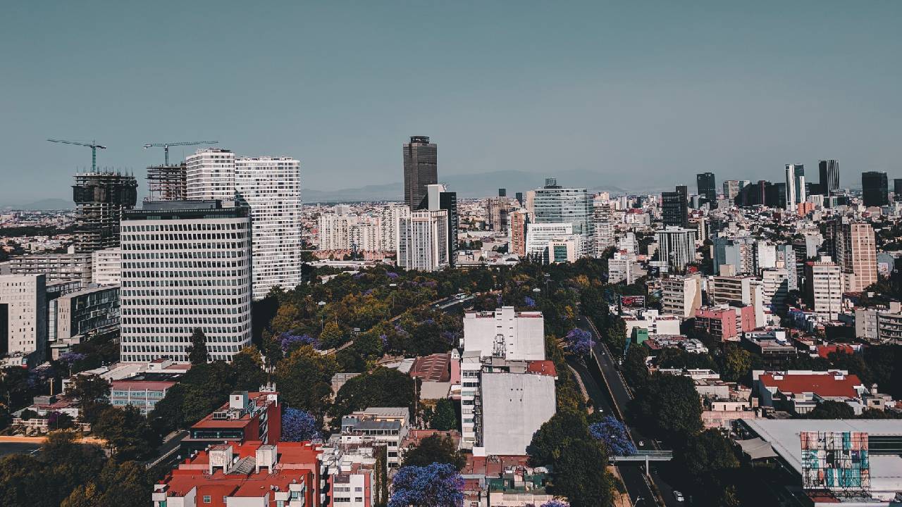 CDMX sigue en semáforo naranja por COVID-19; amplían horario a comercios
