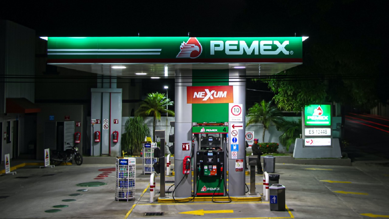 ¿Qué le pasa a mi auto si mezclo gasolina de diferentes marcas?