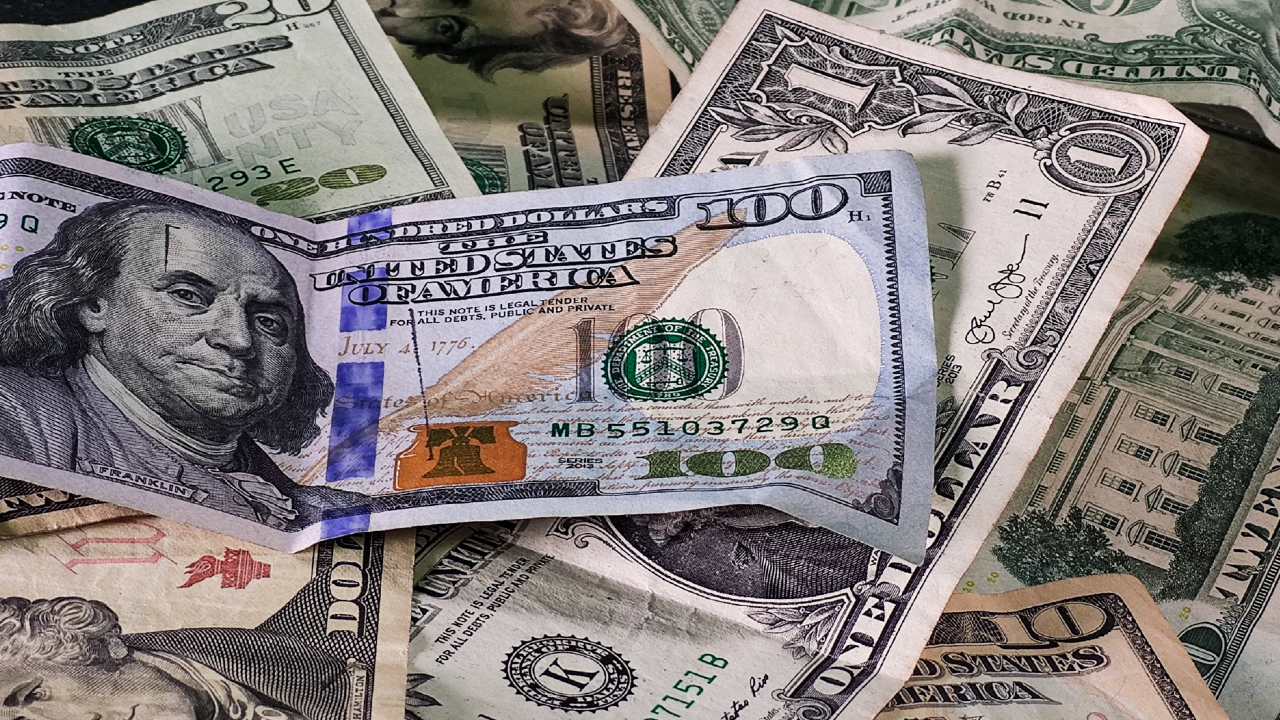 El dólar se ha depreciado por la baja de rendimientos de los bonos del Tesoro
