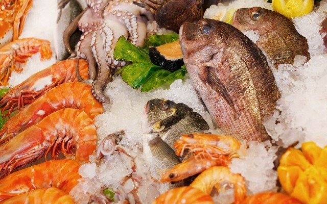 Realiza un presupuesto antes de acudir por pescados y mariscos