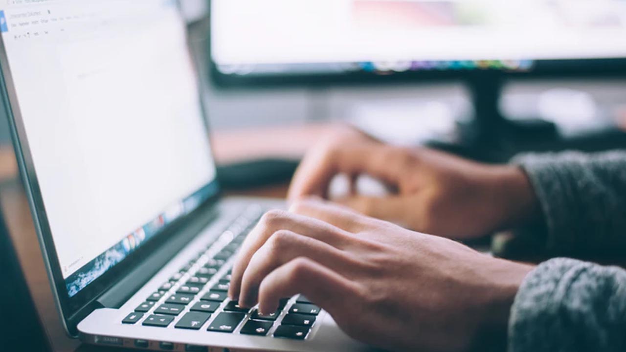 La computadora consume energía eléctrica