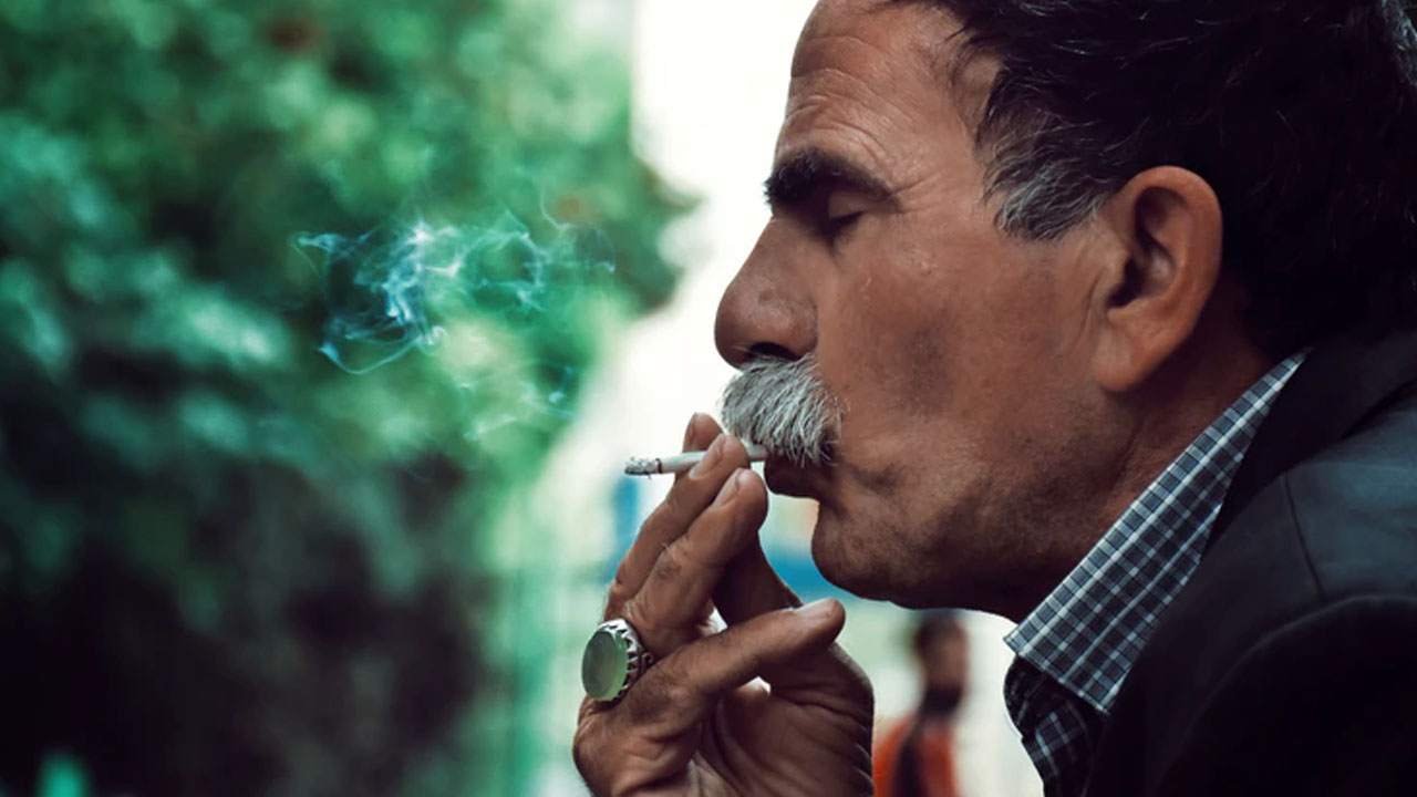 Morena propone multa para quien fume dentro de un auto