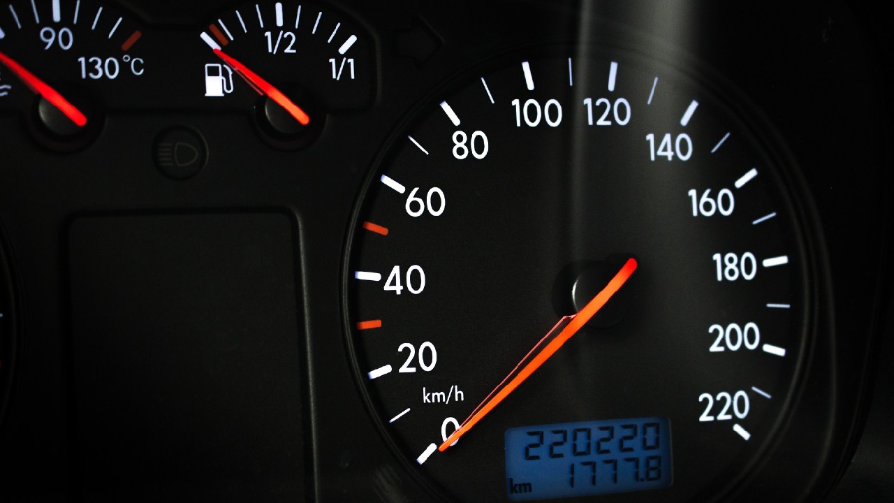 ¿Por qué revisar kilometraje de autos seminuevos antes de comprarlos?