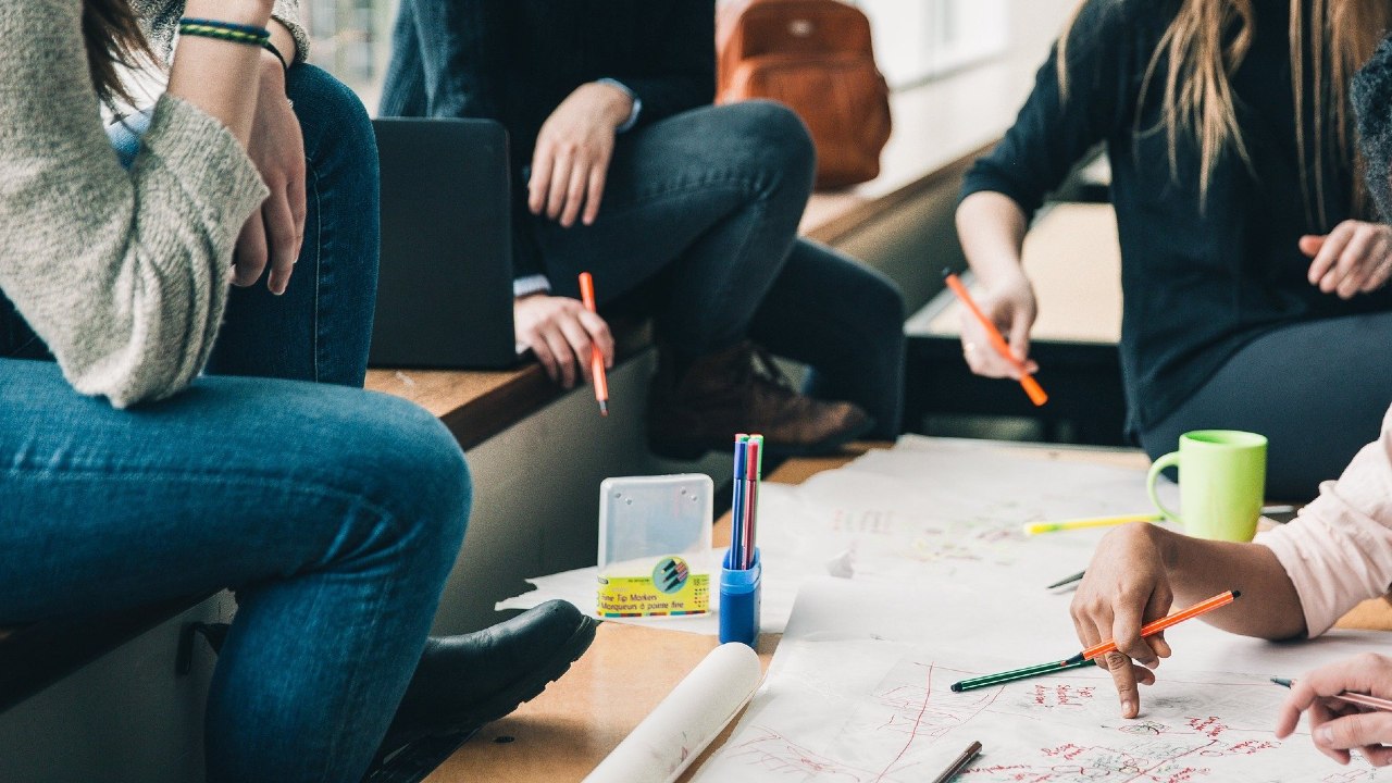 Quiénes pueden solicitar apoyo del servicio social de las Becas Elisa Acuña