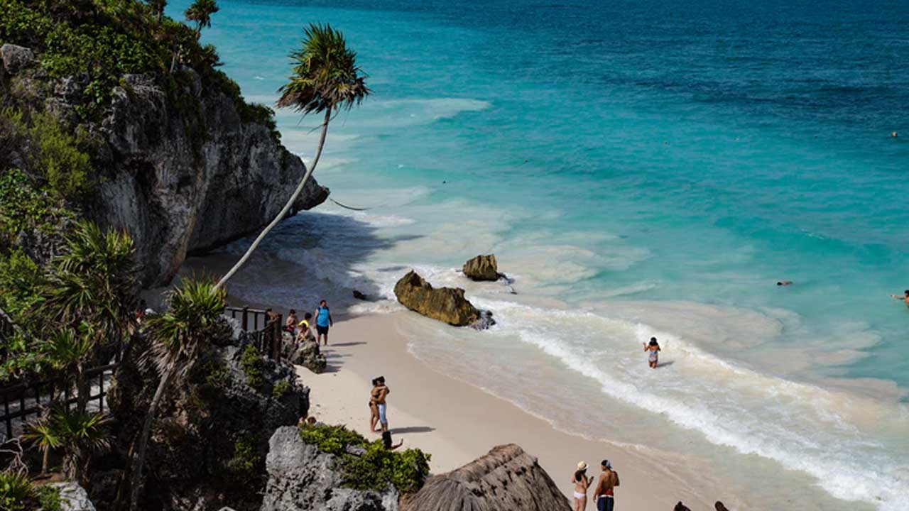 México pierde 66% de ingresos por turismo internacional en febrero: Inegi