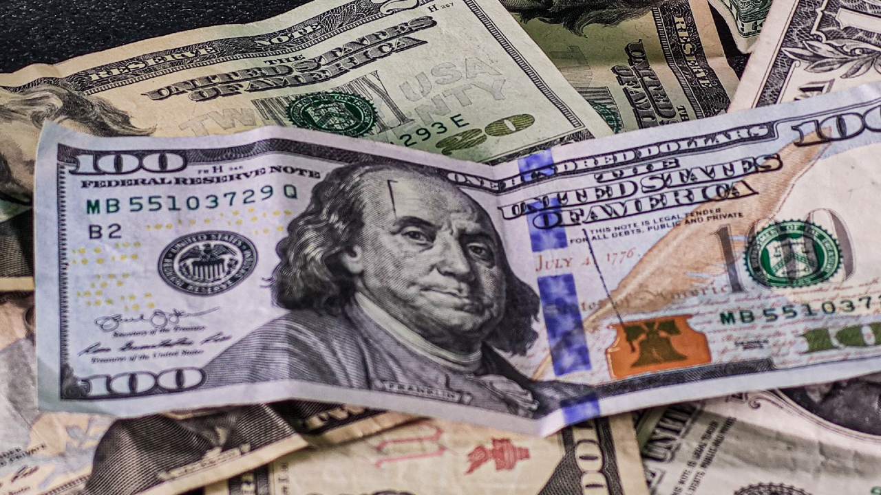 ¿Qué debo hacer si recibo un dólar falso?