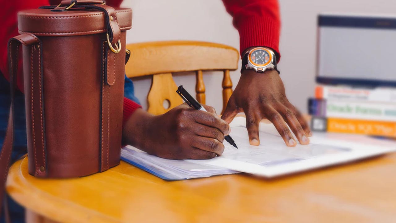 ¿Recibiste un cheque?, así puedes cobrarlo si es nominativo o al portador