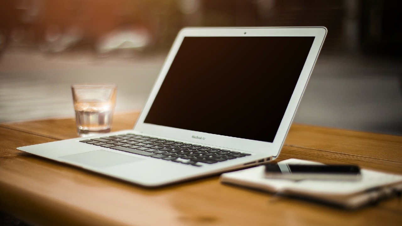 Si todavía haces home office, sigue estos consejos para ahorrar luz