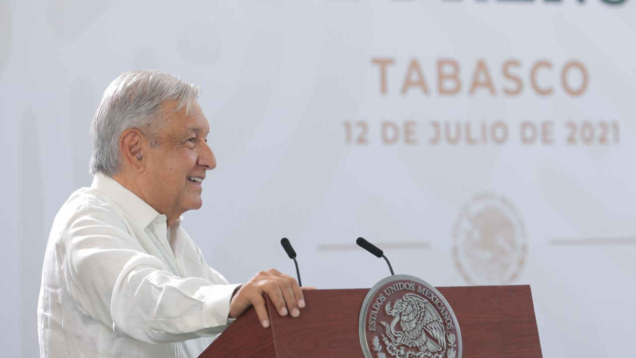 Anuncia AMLO nueva reforma eléctrica ante amparos