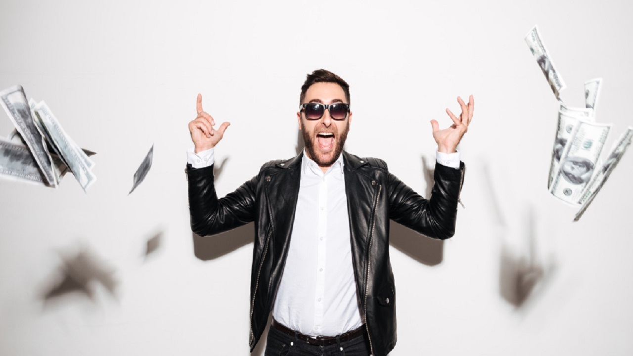 Consejos financieros de multimillonarios como Elon Musk y Warren Buffett