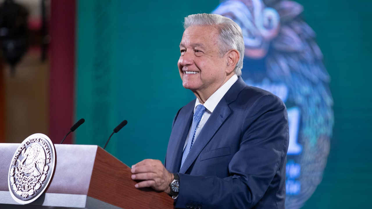 AMLO pide que trabajadores del INE aporten la mitad de su sueldo para la revocación de mandato