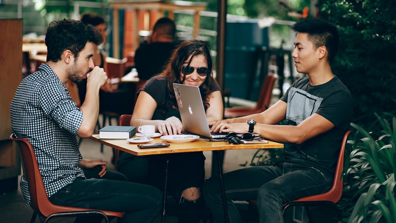 El nivel educativo, ubicación y género influyen de manera directa en el dinero que ganan los Millennials