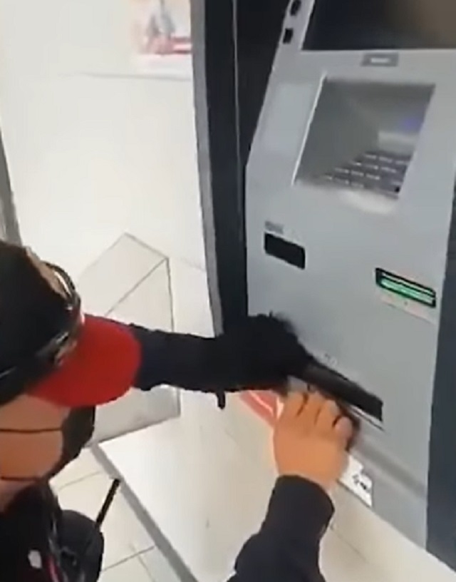 La trampa es colocada en la abertura del cajero automático y evita la salida del efectivo