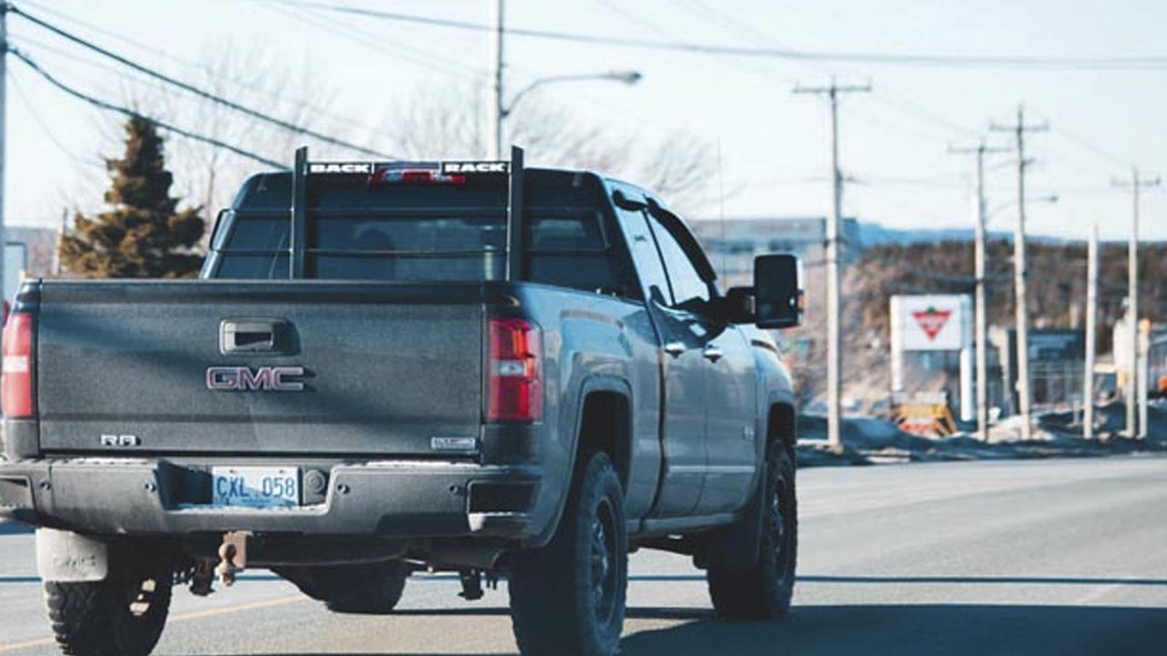 Regularización de autos ‘chocolate’ inicia en un mes: AMLO