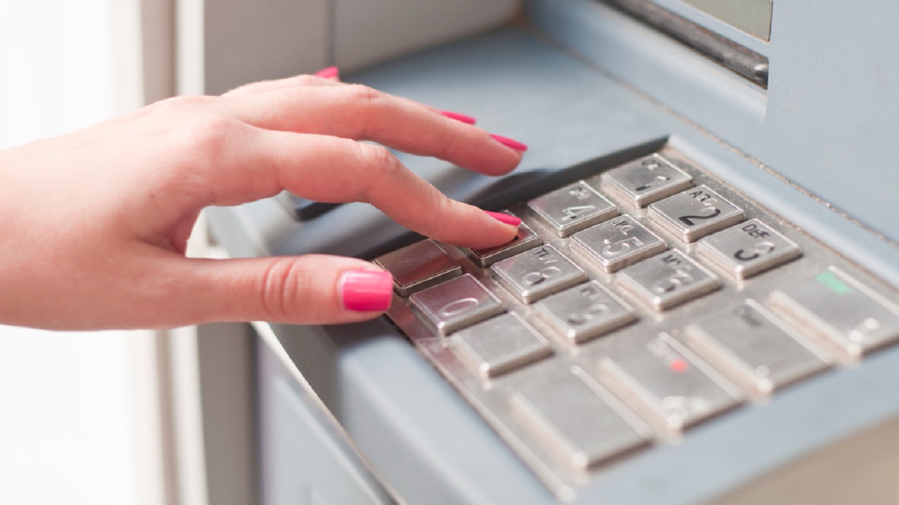 La trampa es colocada en la abertura del cajero automático y evita la salida del efectivo