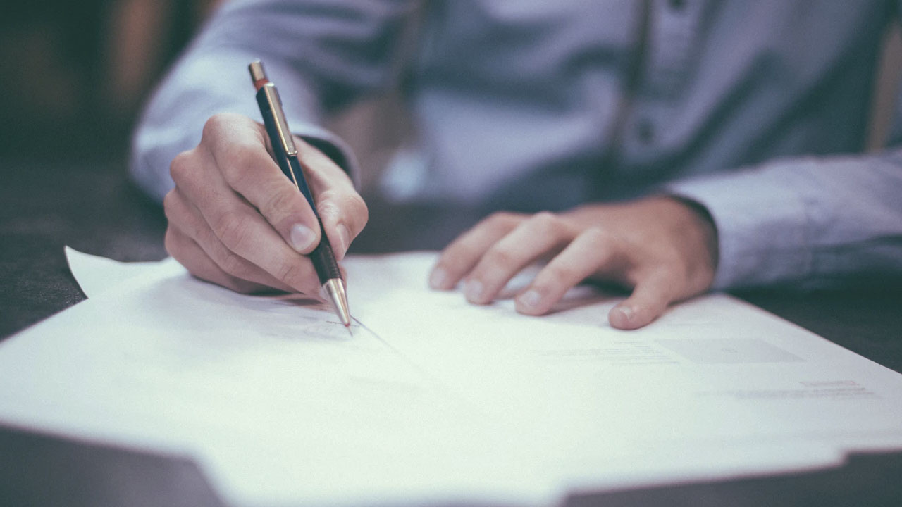 ¿Cómo solicitar la constancia de antecedentes registrales si vivo en el extranjero?