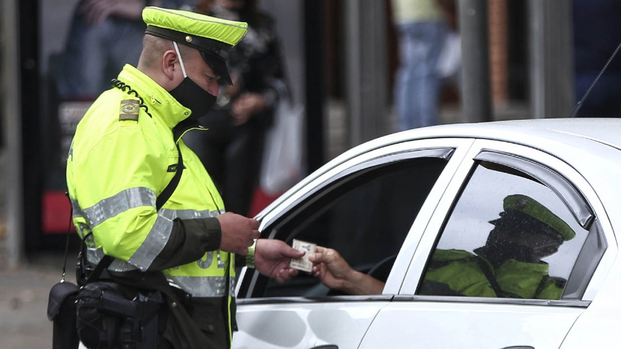 ¿Mordida en lugar de multa?: hasta dos años de prisión por sobornar a un policía