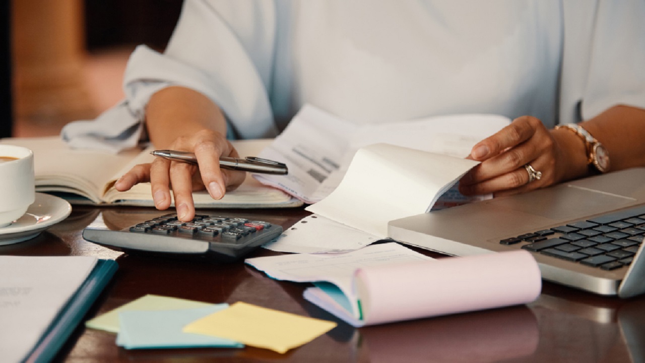 Una de las mejores maneras de ahorrar dinero en el recibo de luz es verificar que tu vivienda no tenga fuga eléctrica