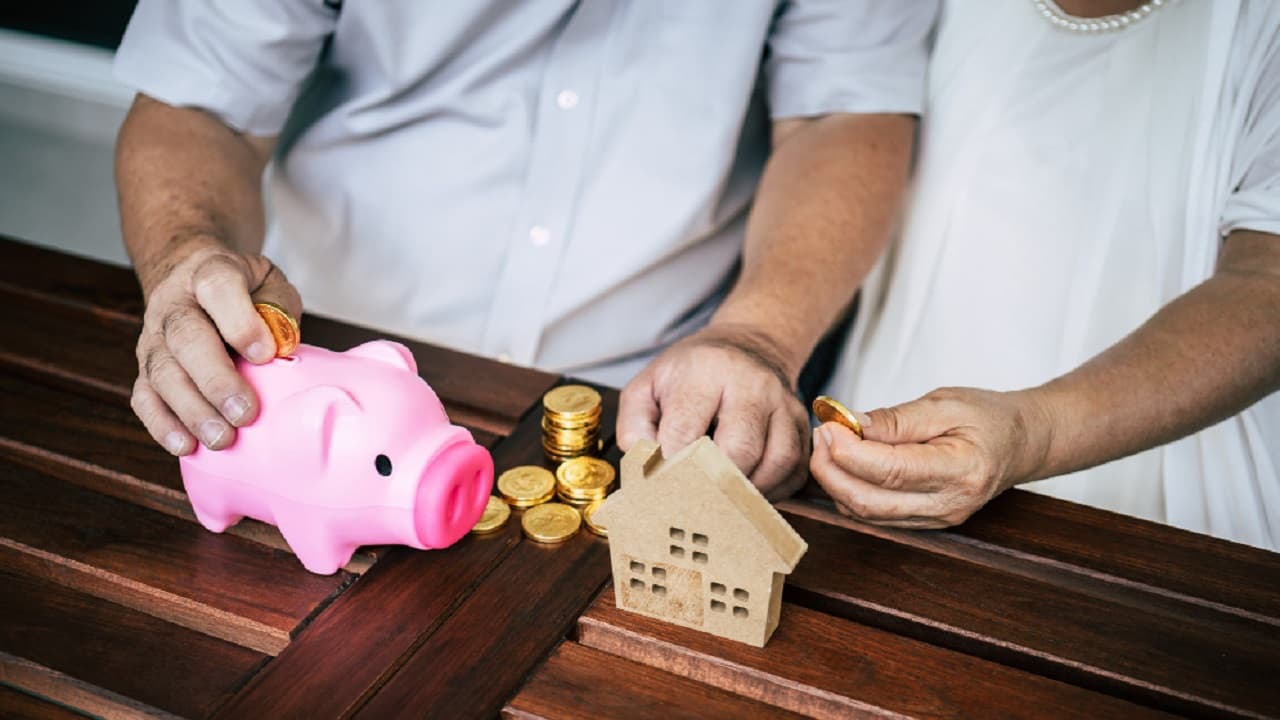 Si tienes más de 65 años, puedes solicitar la Pensión para Adultos Mayores para recibir 3 mil 100 pesos bimestrales