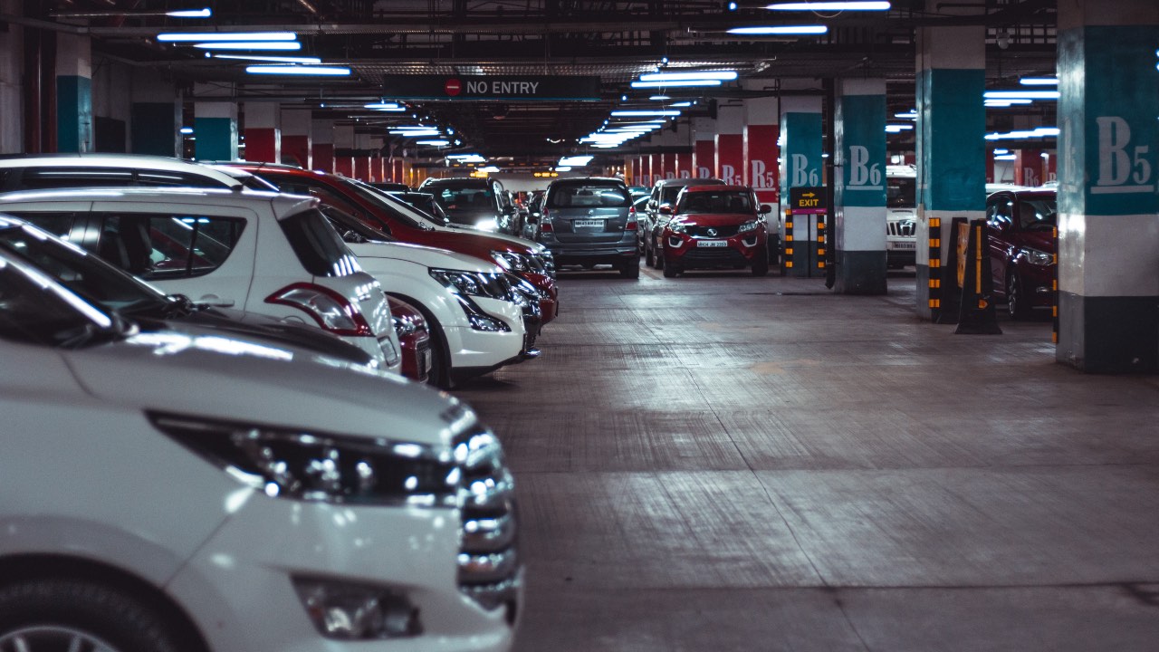 ¿Qué hacer si me rayan o roban el auto en un estacionamiento público?