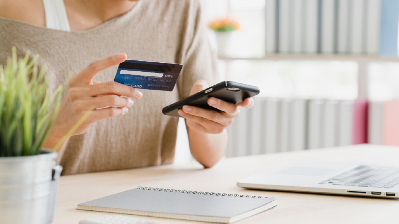 Puedes pagar tu tarjeta de crédito de forma presencial o a distancia, ya sea en establecimientos o apps