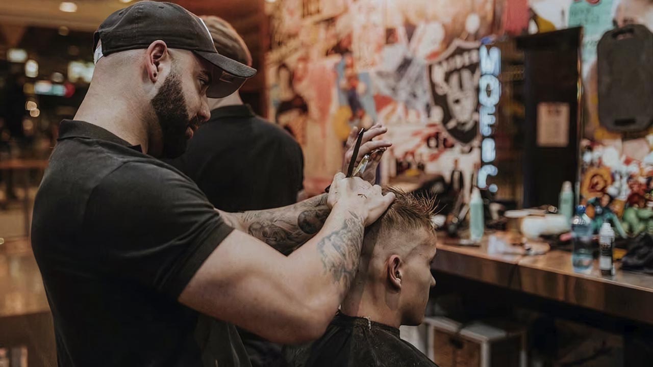 Mexicanos gastan hasta $800 pesos al mes en barberías y cuidado personal