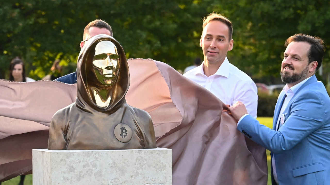 Develan en Budapest busto en honor a Satoshi Nakamoto, creador de Bitcoin