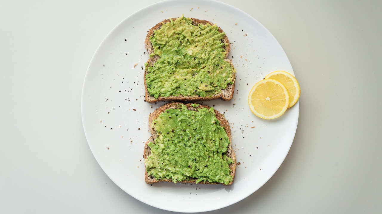 ¿Tengo que dejar de comer pan con aguacate para poder ahorrar?