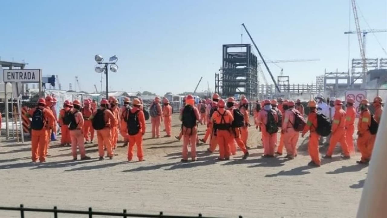 Empleados de refinería Dos Bocas se van a paro 