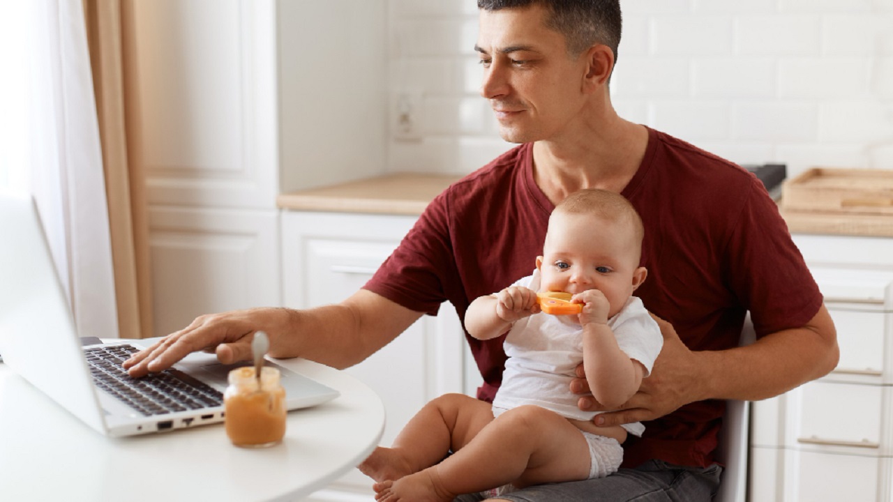 Proponen ampliar licencia por paternidad a 31 días con goce de sueldo