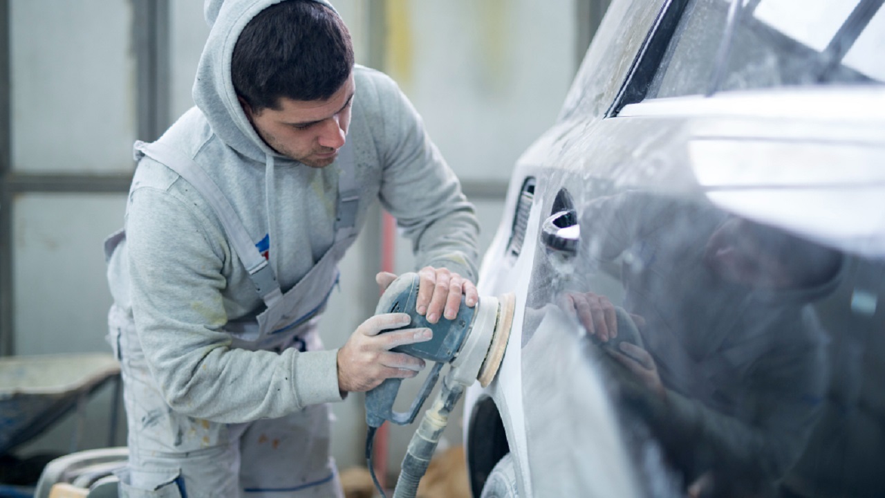 ¿Quieres trabajar en Canadá? Gana 42 mil pesos reparando carrocerías