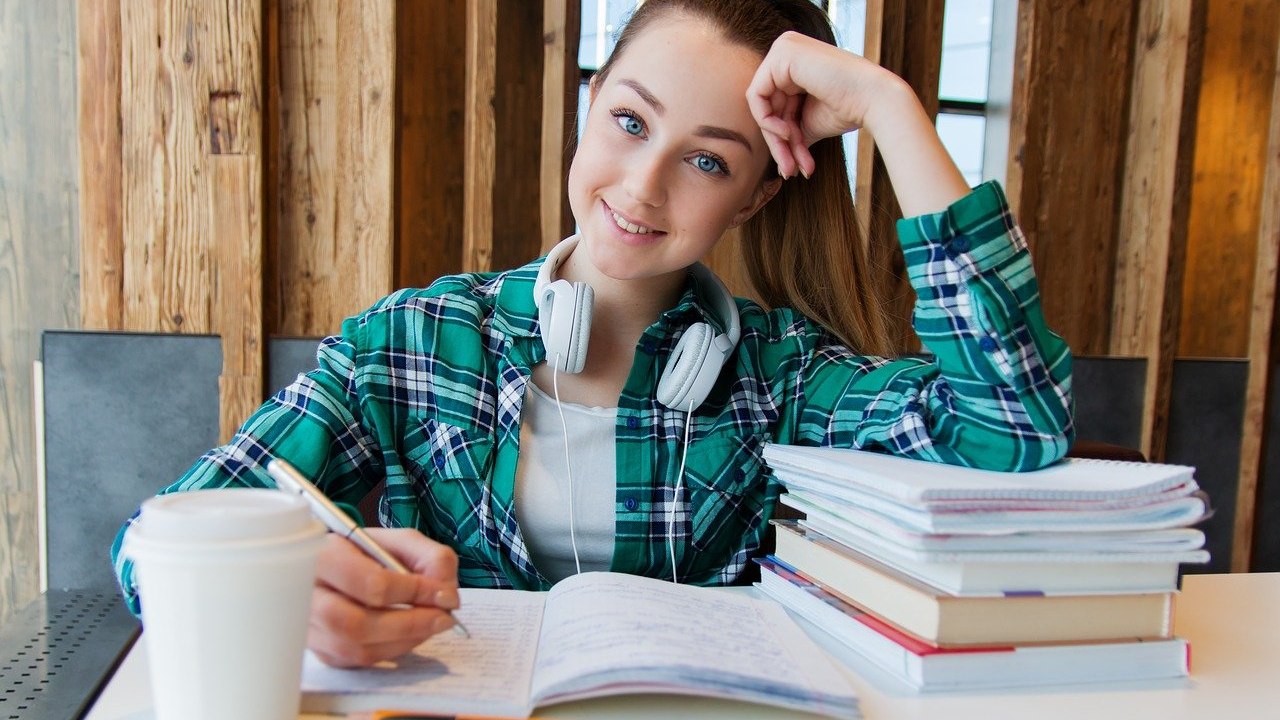 Conoce Bachillerato Pilares si quieres estudiar la prepa en línea