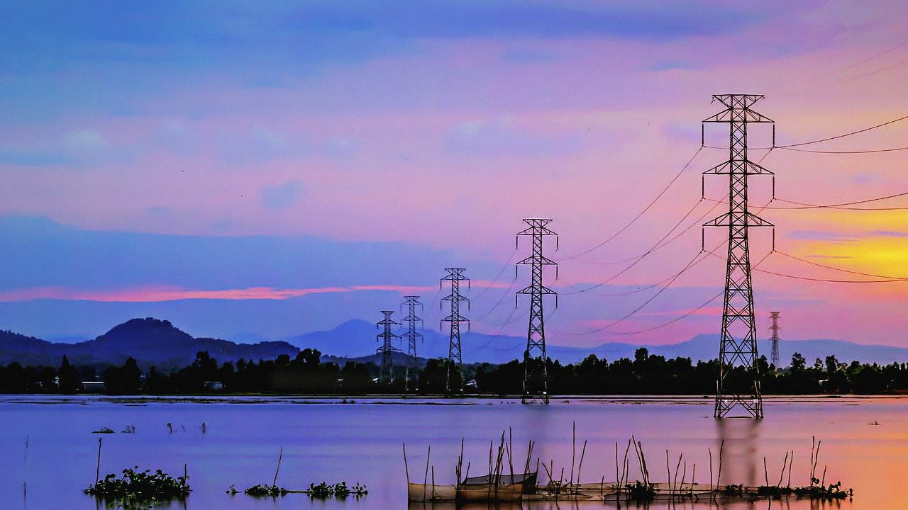 ¿Es verdad que la electricidad en España es más cara por la privatización?