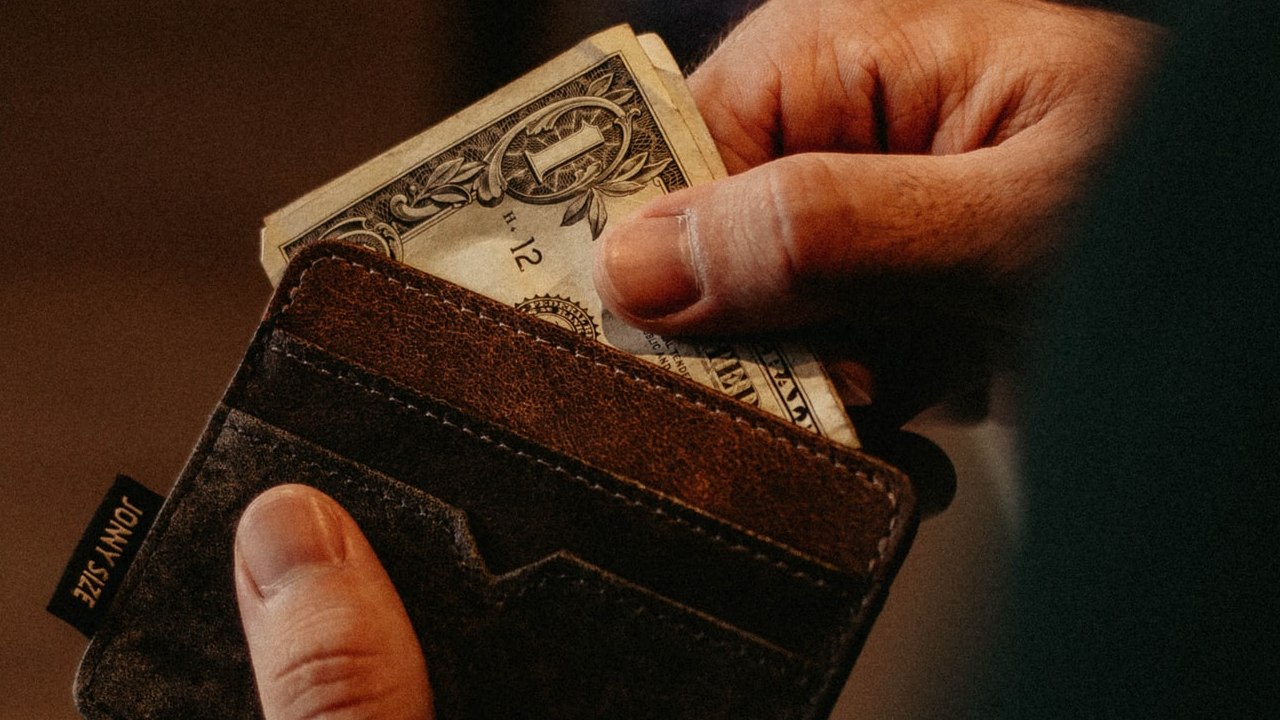 Ahorra una parte de tu sueldo.